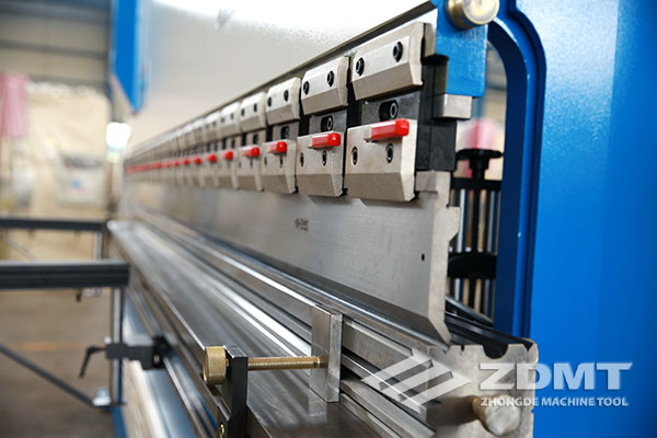 中德機(jī)床攜手意大利ESA成功研制新型電液同步數(shù)控折彎?rùn)C(jī)3 中德機(jī)床攜手意大利ESA成功研制新型電液同步數(shù)控折彎?rùn)C(jī)3